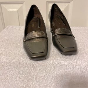 Liz Claiborne pumps, pewter color size 7.5